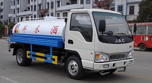 灑水車與汽車物流 現(xiàn)代城市與產(chǎn)業(yè)運(yùn)輸?shù)摹皠?dòng)脈”與“毛細(xì)血管”